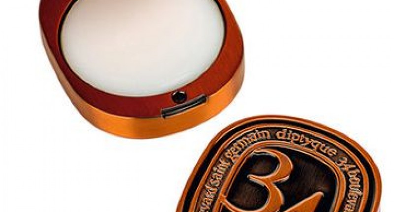 Nước hoa khô là gì? Có gì khác so với nước hoa xịt thông thường?